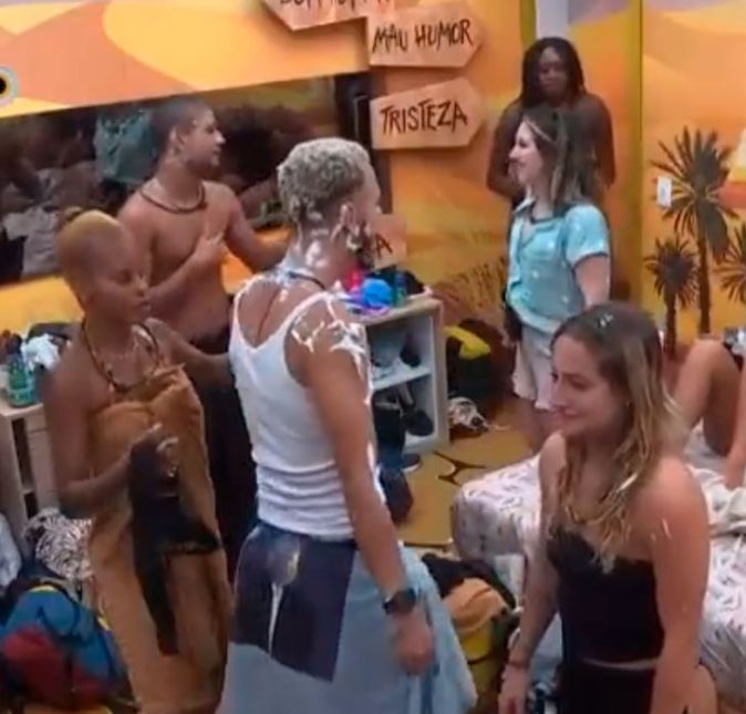 Marvvila não gostou da forma como Aline agiu e iniciou um bate-boca: Até o ponto que estava legal pra você, estava maneiro, até o ponto que você queria dormir, você falou para sair fora. Irritada, a Rouge respondeu: Deixa eu te falar uma coisa? Vocês passaram. Enquanto se lavava, Larissa gritou com os brothers: Já tomei banho. Eu falei para parar de jogar. Aline concordou e adicionou: Esse tipo de coisa não tem graça. Sarah Aline foi outra participante que reclamou sobre já ter se lavado: Não pedi isso. Nada a ver, lavei o cabelo hoje. Que brincadeira imbecil. Passou do limite. Nada a ver, brincadeira de quinta série. Marvvila não gostou da forma como Aline agiu e iniciou um bate-boca: Até o ponto que estava legal pra você, estava maneiro, até o ponto que você queria dormir, você falou para sair fora. Irritada, a Rouge respondeu: Deixa eu te falar uma coisa? Vocês passaram. Enquanto se lavava, Larissa gritou com os brothers: Já tomei banho. Eu falei para parar de jogar. Aline concordou e adicionou: Esse tipo de coisa não tem graça. Sarah Aline foi outra participante que reclamou sobre já ter se lavado: Não pedi isso. Nada a ver, lavei o cabelo hoje. Que brincadeira imbecil. Passou do limite. Nada a ver, brincadeira de quinta série.