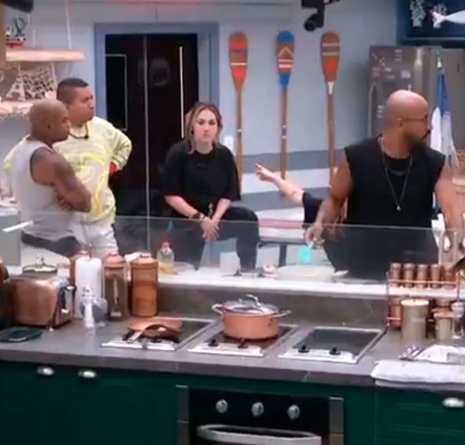 E olha o ovo causando intriga de novo! Após Gustavo se tornar líder pela segunda vez e tirar Cezar do VIP no segundo mandato, o brother precisou encarar a escassez de comida da Xepa e já chegou questionando a distribuição dos ovos. Bruna mais uma vez precisou defender seu ponto e a discussão evoluiu, passando a incluir a questão da carne. Alface acabou se irritando e bateu boca com Larissa, a chamando de mimada. E olha o ovo causando intriga de novo! Após Gustavo se tornar líder pela segunda vez e tirar Cezar do VIP no segundo mandato, o brother precisou encarar a escassez de comida da Xepa e já chegou questionando a distribuição dos ovos. Bruna mais uma vez precisou defender seu ponto e a discussão evoluiu, passando a incluir a questão da carne. Alface acabou se irritando e bateu boca com Larissa, a chamando de mimada.