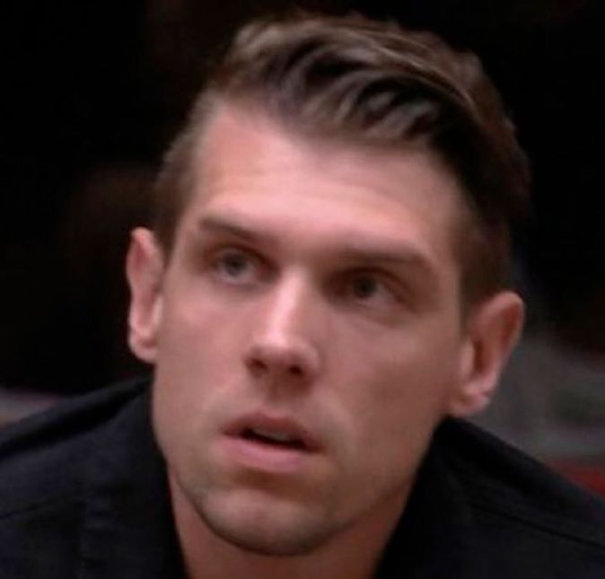 Um por todos e todos contra Cristian! Ao agir como um agente duplo entre os dois grandes grupos da casa, Cristian conseguiu se indispor com todos os participantes e provocar uma reação em cadeia que terminou com uma briga generalizada após a formação de um paredão em que ele votou em um de seus aliados. A madrugada que sucedeu a série de acontecimentos foi intensa e teve direito até a soco na parede! Um por todos e todos contra Cristian! Ao agir como um agente duplo entre os dois grandes grupos da casa, Cristian conseguiu se indispor com todos os participantes e provocar uma reação em cadeia que terminou com uma briga generalizada após a formação de um paredão em que ele votou em um de seus aliados. A madrugada que sucedeu a série de acontecimentos foi intensa e teve direito até a soco na parede!