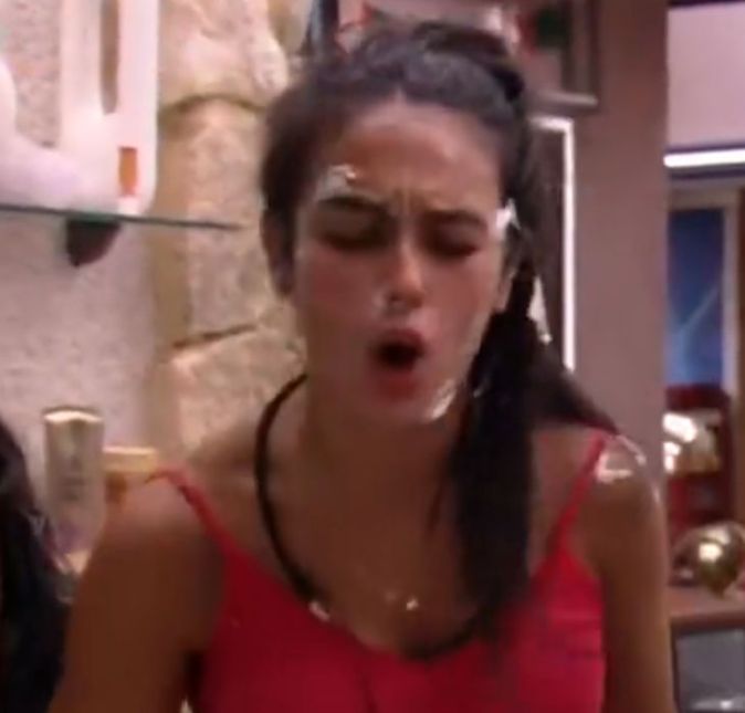 A brincadeira passou dos limites! Após o fim da segunda festa do líder Gustavo, os brothers decidiram partir para mais um de seus after dos crias e entraram no Quarto Deserto gritando, cantando e dançando. Logo, se iniciou uma guerra de espuma de barbear e desodorante que incomodou algumas sisters e acabou em briga. Marvvila passou a espuma no rosto de Larissa, que reclamou após entrar um pouco em seu olho: Ninguém tem limite. Alface não gostou da reação da professora de educação física e a chamou de chata, mas a pipoca rebateu: Chato é tu. Mania de ofender os outros e depois pedir desculpa. Aline Wirley também não gostou nem um pouco da brincadeira, pegou Fred, Bruno e Marvvila pelo braço, e pediu para que parassem. A brincadeira passou dos limites! Após o fim da segunda festa do líder Gustavo, os brothers decidiram partir para mais um de seus after dos crias e entraram no Quarto Deserto gritando, cantando e dançando. Logo, se iniciou uma guerra de espuma de barbear e desodorante que incomodou algumas sisters e acabou em briga. Marvvila passou a espuma no rosto de Larissa, que reclamou após entrar um pouco em seu olho: Ninguém tem limite. Alface não gostou da reação da professora de educação física e a chamou de chata, mas a pipoca rebateu: Chato é tu. Mania de ofender os outros e depois pedir desculpa. Aline Wirley também não gostou nem um pouco da brincadeira, pegou Fred, Bruno e Marvvila pelo braço, e pediu para que parassem.