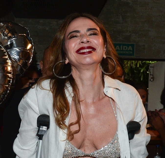 Luciana Gimenez tenta dançar de muletas e brinca: <i>Ano que vem vou fazer melhor!</i>