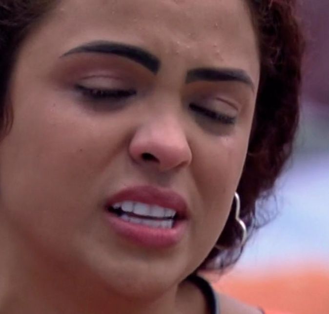 Revoltada após descobrir que o brother se aproximou dela para conseguir informações, Paula perdeu completamente a paciência e declarou guerra caso fosse salva da berlinda. Tomada pela raiva, a sister esmurrou parede e, enquanto desabafava com os aliados, chegou a disparar: - Se eu fico aqui dentro eu enfio uma faca nele, eu mato. Já em conversa direta com Cristian, ela também não se segurou: - Se eu fico, tu vai do céu ao inferno comigo. Revoltada após descobrir que o brother se aproximou dela para conseguir informações, Paula perdeu completamente a paciência e declarou guerra caso fosse salva da berlinda. Tomada pela raiva, a sister esmurrou parede e, enquanto desabafava com os aliados, chegou a disparar: - Se eu fico aqui dentro eu enfio uma faca nele, eu mato. Já em conversa direta com Cristian, ela também não se segurou: - Se eu fico, tu vai do céu ao inferno comigo.