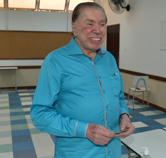 Após rumores sobre morte de Silvio Santos, <i>SBT</i> se pronuncia: <i>Se encontra muito bem com a família em Orlando</i>