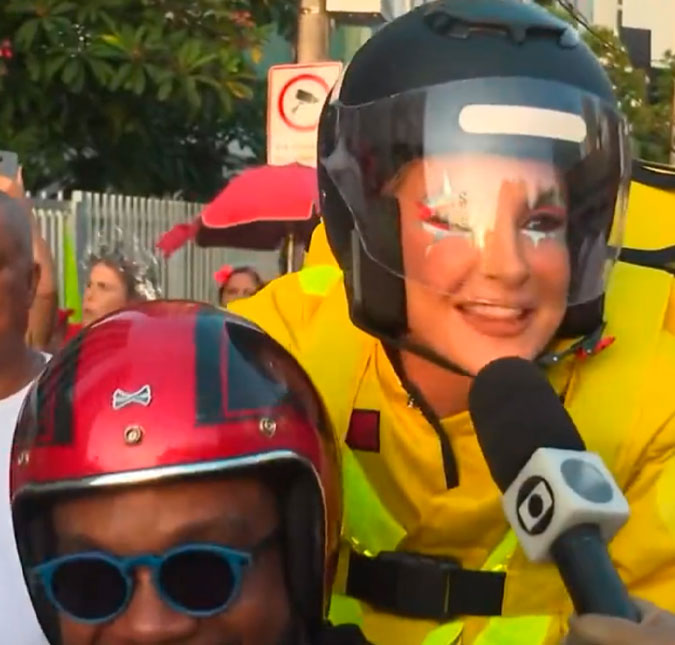 Claudia Leitte surpreende ao chegar de moto no Carnaval de Salvador; assista ao vídeo