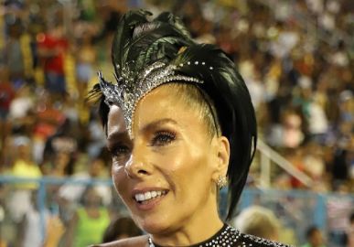 Adriane Galisteu sobre estar com pelos nas pernas durante Carnaval: <i>Meu corpo, minhas regras</i>