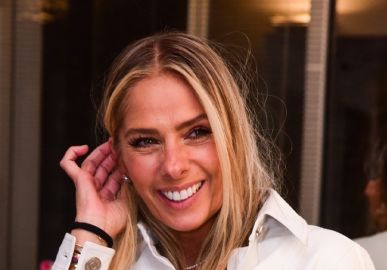 Adriane Galisteu ignora comentários sobre suas pernas com pelos e posta novo registro: <i>Se ame</i>