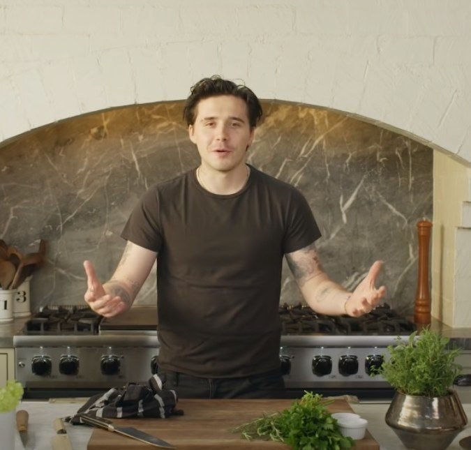 Brooklyn Beckham revela tatuagem do rosto da esposa durante programa de televisão O filho de David Beckham de casou com Nicola Peltz em 2022