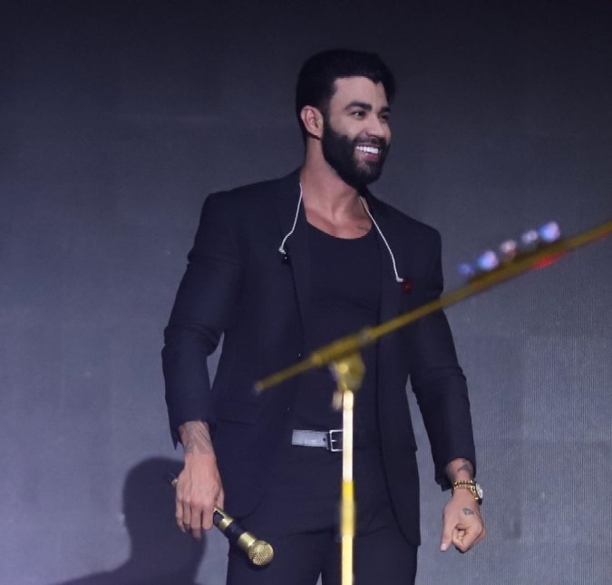 Gusttavo Lima compartilha filhos andando de carrinho elétrico