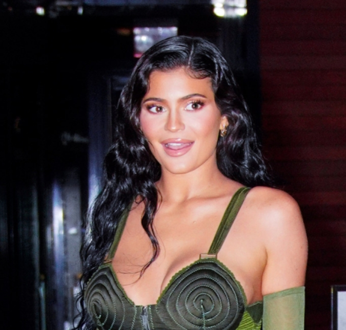 Kylie Jenner diz que Kim Kardashian é a irmã que tem mais proximidade: <i>É sempre a primeira que eu ligo</i>