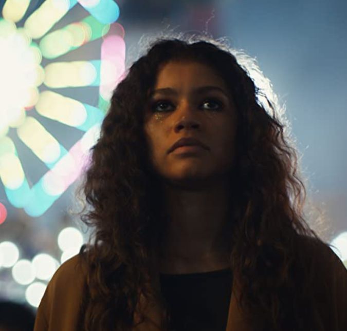 A lista de famosos presentes também está longa. Zendaya, por exemplo, será uma das apresentadoras das categorias. Ela estará ao lado de Aubrey Plaza, Jenna Ortega, Jason Bateman, Adam Scott, Jeff Bridges, Matt Bomer, Ariana DeBose, Eugene Levy, Amy Poehler, Emily Blunt, Jessica Chastain, Don Cheadle, Caleb McLaughlin, Paul Mescal e Ashley Park. Quem também já está ansioso para ver o look de toda essa galera no tapete vermelho?