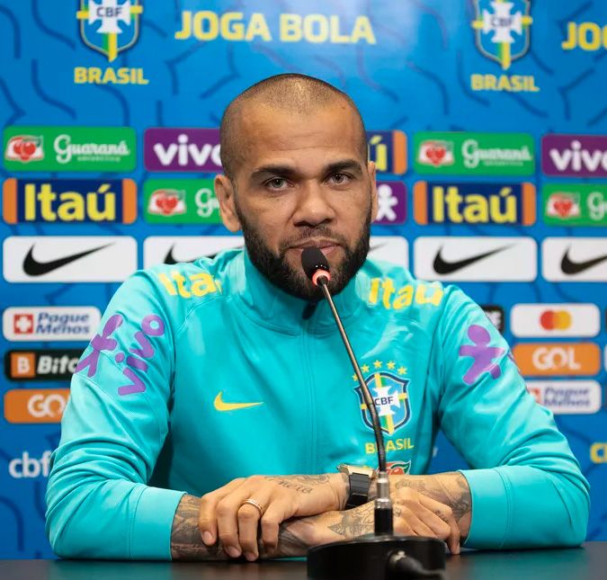 Esposa de Daniel Alves usa nova música de Shakira com Karol G e questiona: Mereço fazer um hit? O jogador de futebol segue detido em Barcelona, na Espanha, após acusação de abuso sexual