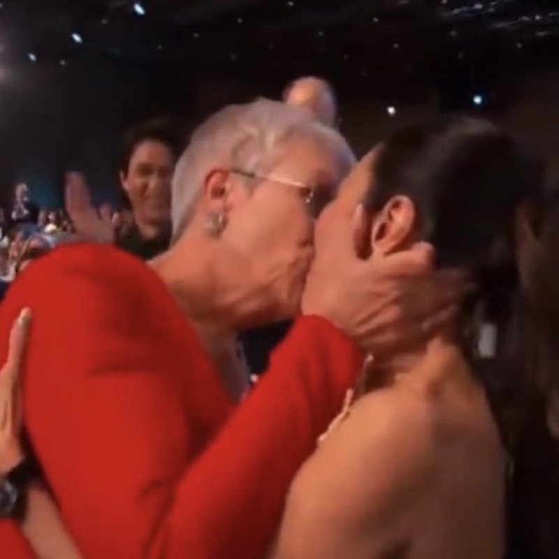 Jamie Lee Curtis tasca selinho em Michelle Yeoh nos bastidores do <i>SAG Awards 2023</i>