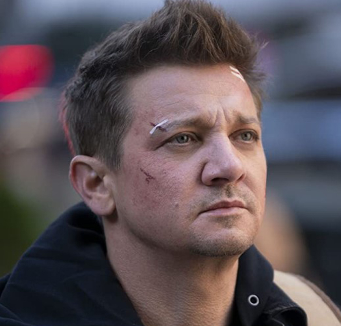 Jeremy Renner compartilha vídeo se exercitando após grave acidente, confira