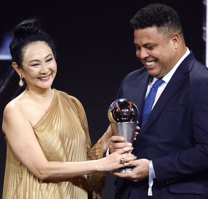 Pelé recebe homenagem durante o <I>Fifa The Best</i> e Ronaldo Fenômeno é quem entrega o troféu para a viúva do ex-jogador