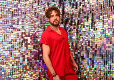 Sergio Guizé aparece com cabelos grisalhos para viver personagem em filme