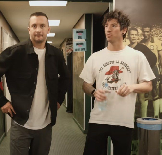 Após especulações dos fãs, Twenty One Pilots poderá substituir Blink-182 no Lollapalooza Brasil; diz jornal Travis Barker, baterista do Blink, vai fazer uma cirurgia no dedo e não poderá se apresentar no festival