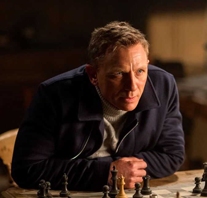 Apesar de os filmes e as séries sempre serem feitos com muita cautela, alguns acidentes acabam acontecendo - e podem ser fatais. Daniel Craig já abriu o coração sobre a experiência de filmar 007 - Contra Spectre com uma perna quebrada. Segundo informações do Independent, o ator deveria fazer uma operação, mas decidiu adiar para não interromper o cronograma de gravações. No documentário Being James Bond, ele contou: - Eu me diverti muito, mas parte do problema foi que quebrei minha perna. Nós tivemos uma escolha. Poderíamos parar por nove meses e eu poderia fazer uma operação, ou poderia continuar com o filme e não querer parar por nove meses. O famoso explicou que usava uma perna biônica e continuou fazendo suas próprias acrobacias, o que o fez definir a experiência como muito perturbadora e traumática: - Eu tive que fazer malabarismos psicológicos com meu estado físico. No início do filme, eu saio de uma janela e desço uma saliência… Estou literalmente dizendo: Não ceda, não ceda. Eu tenho uma escuta, mas é muito traumático. Estou tentando ficar tranquilo, mas minha perna está baleada.  A produtora Barbara Broccoli acrescentou que o intérprete de James Bond mal conseguia andar devido à sua dor excruciante e disse que não sabia como ele conseguiu continuar filmando. Infelizmente, não foi só com Daniel Craig que acidentes e tragédias aconteceram. Continue nesta galeria para saber mais!