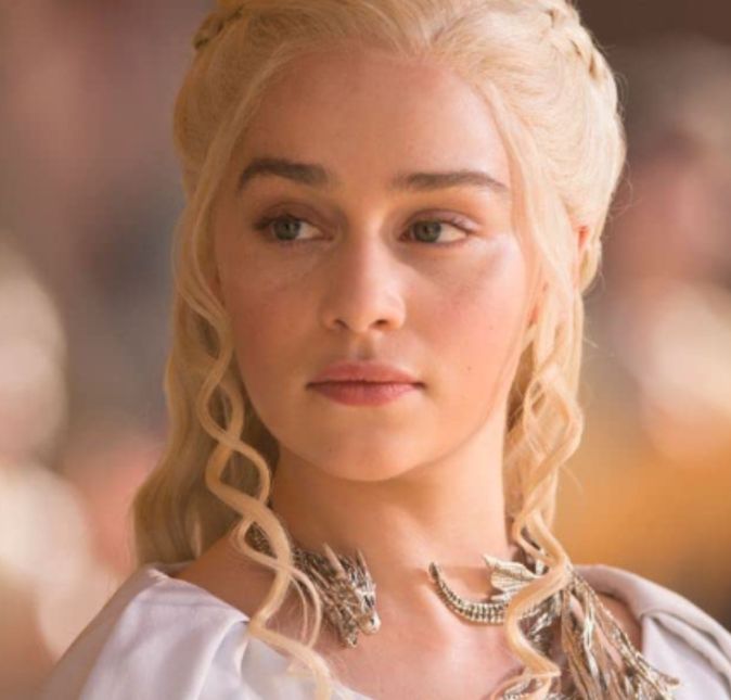 Aos 35 anos de idade, Emilia Clarke, famosa por seu papel em Game of Thrones e Como Eu Era Antes de Você, também sofreu com a doença. No ano de 2011, a artista passou por uma cirurgia no cérebro por conta de um aneurisma e, após o procedimento, não lembrava do seu nome. Eu sofria de uma condição chamada afasia, consequência do trauma que meu cérebro sofreu. Fui mandada de volta para a UTI e, depois de cerca de uma semana, a afasia passou. Consegui falar, disse à People. Aos 35 anos de idade, Emilia Clarke, famosa por seu papel em Game of Thrones e Como Eu Era Antes de Você, também sofreu com a doença. No ano de 2011, a artista passou por uma cirurgia no cérebro por conta de um aneurisma e, após o procedimento, não lembrava do seu nome. Eu sofria de uma condição chamada afasia, consequência do trauma que meu cérebro sofreu. Fui mandada de volta para a UTI e, depois de cerca de uma semana, a afasia passou. Consegui falar, disse à People.