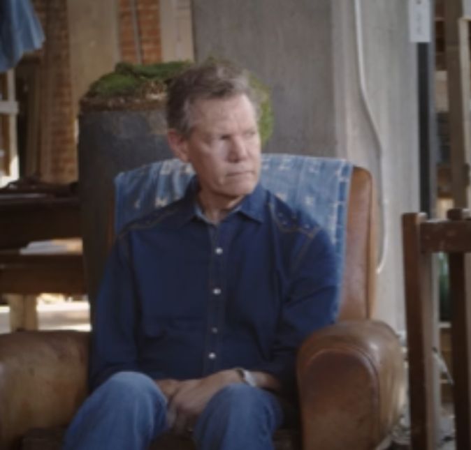 No mundo da música, a lenda do country Randy Travis foi hospitalizado devido a cardiomiopatia viral, um vírus que ataca o coração, além de ter sofrido um derrame em 2013. Em seu livro, Forever and Ever, Amen: A Memoir of Music, Faith, and Braving the Storms of Life, ele relatou a luta contra a afasia e o apoio que recebeu da esposa: No meu caso, meu cérebro estava funcionando e pude entender o que Mary [esposa de Travis] me disse, mas não consegui responder em nada próximo a uma frase. Quando voltamos para casa, eu mal conseguia falar. Passamos três meses em terapia da fala antes de eu aprender a dizer a letra A. Além do livro, o cantor também publicou uma série de episódios em seu canal no YouTube. O documentário, intitulado More Life, mostrou a carreira e a vida de Randy junto do derrame e das sequelas.