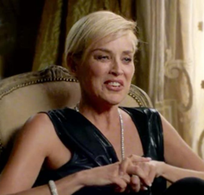 A atriz Sharon Stone sofreu um derrame em 2001 e, de acordo com informações da época, fez com que ela sofresse um sangramento interno por quase dez dias. Dois anos depois, em 2003, a artista falou sobre o assunto e contou sobre os sintomas da afasia: - Eu voltei para casa daquele derrame gaguejando, não consegui ler por dois anos [...] Tem sido uma jornada humilhante: eu estava em Law & Order... e tive dificuldades com minhas falas. Posso falar sobre isso agora porque estou bem agora.