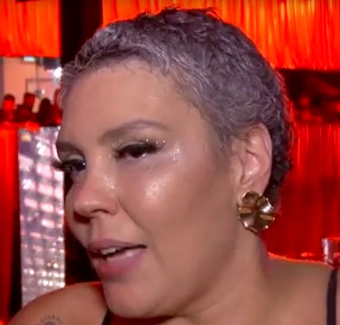 Simony já falou anteriormente que está se sentindo super bem após o diagnóstico e tratamento contra o câncer, e decidiu até curtir o Carnaval. Em uma entrevista para a Rede TV!, a cantora comentou que está levando um dia de cada vez e que está comemorando tudo o que tem direito. Eu tô comemorando tudo. Eu agora falo que não sou obrigada a nada, sou obrigada a ser feliz e comemorar tudo! Eu levo meu filho para a escola, faço questão mesmo de levar. Acordo as seis horas da manhã, eu levo, eu busco... Tudo isso é importante para mim! Todos esses momentos são importantes. A repórter ainda falou sobre o vídeo que Simony postou nas redes sociais em que agradece o carinho dos fãs após assumir o novo corte de cabelo e por receber uma onda enorme positiva. Na entrevista, a cantora diz: É muito sofrido para uma mulher perder o cabelo porque você não perde só o cabelo, você perde cílios, sobrancelha, e fica realmente com cara de câncer. Agora vou refazer os exames em março, mas estou ótima e não sinto mais nada. Vai ser um dia de cada vez e vai ser do jeito que Deus quiser porque eu já planejei tanto e agora não planejo mais nada. Eu só vivo o que tenho que viver! Hoje, pra mim, é o dia mais importante da minha vida. Amanhã quando eu acordar também vai ser... e é assim, um dia de cada vez! Simony já falou anteriormente que está se sentindo super bem após o diagnóstico e tratamento contra o câncer, e decidiu até curtir o Carnaval. Em uma entrevista para a Rede TV!, a cantora comentou que está levando um dia de cada vez e que está comemorando tudo o que tem direito. Eu tô comemorando tudo. Eu agora falo que não sou obrigada a nada, sou obrigada a ser feliz e comemorar tudo! Eu levo meu filho para a escola, faço questão mesmo de levar. Acordo as seis horas da manhã, eu levo, eu busco... Tudo isso é importante para mim! Todos esses momentos são importantes. A repórter ainda falou sobre o vídeo que Simony postou nas redes sociais em que agradece o carinho dos fãs após assumir o novo corte de cabelo e por receber uma onda enorme positiva. Na entrevista, a cantora diz: É muito sofrido para uma mulher perder o cabelo porque você não perde só o cabelo, você perde cílios, sobrancelha, e fica realmente com cara de câncer. Agora vou refazer os exames em março, mas estou ótima e não sinto mais nada. Vai ser um dia de cada vez e vai ser do jeito que Deus quiser porque eu já planejei tanto e agora não planejo mais nada. Eu só vivo o que tenho que viver! Hoje, pra mim, é o dia mais importante da minha vida. Amanhã quando eu acordar também vai ser... e é assim, um dia de cada vez!