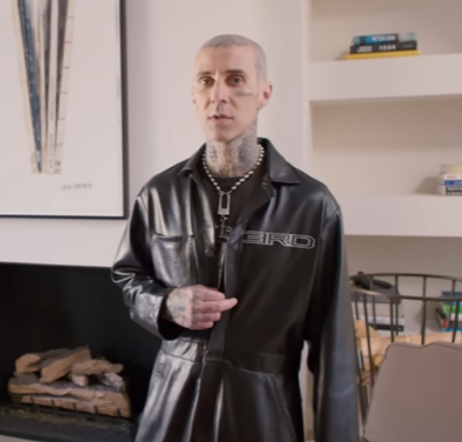 Após passar por cirurgia, Travis Barker, do <I>Blink 182</I>, mostra resultado do procedimento