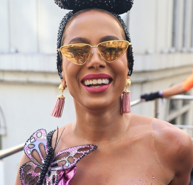 Anitta sobre acharem que ela está sempre bêbada em festas: <i>Sou naturalmente agradável mesmo</i>