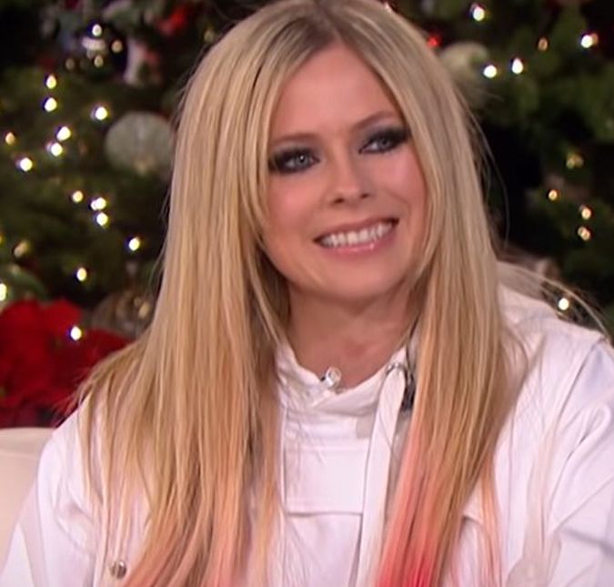 Avril Lavigne curte evento de moda em Paris após fim do noivado Aos 38 anos de idade, a cantora chamou atenção com o seu look