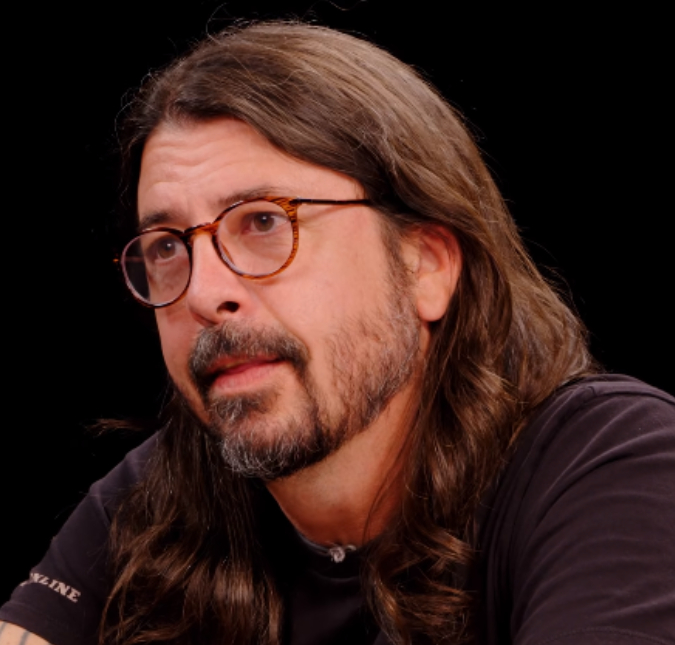 Dave Grohl, do <I>Foo Fighters</I>, cozinha em ação social