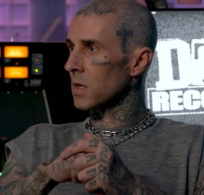 Inusitado! Travis Barker anuncia parceria com empresa de <i>kit</i> de limpeza anal