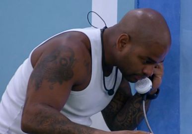 Cezar Black atende o <i>Big Fone</i> do <i>BBB23</i> e se salva do paredão