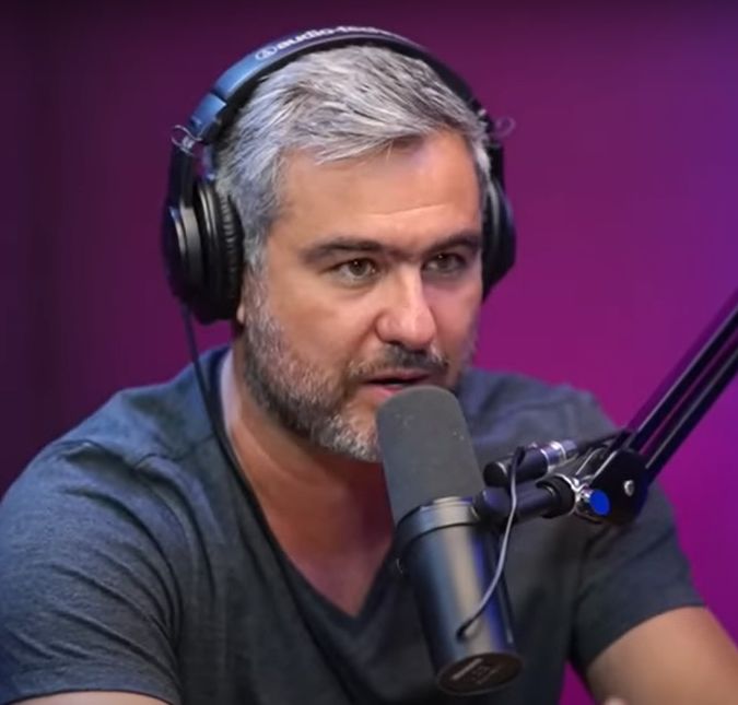 Durante podcast, ator falou de seus antigos romances, incluindo o namoro com Priscila Fantin