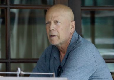 Esposa de Bruce Willis pede por respeito em momento difícil que ator vem passando: - <i>Por favor, não fique gritando com meu marido</i>