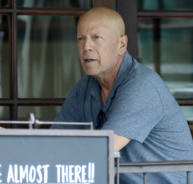 Esposa de Bruce Willis pede por respeito em momento difícil que ator vem passando: - <i>Por favor, não fique gritando com meu marido</i>
