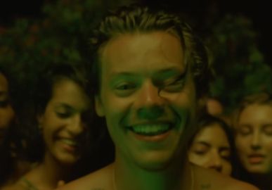 Será que vem <i>comeback</i> por aí? Harry Styles posta foto usando camiseta de <i>One Direction</i> e leva <i>internet</i> à loucura