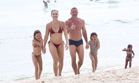 Pura fofura! Malvino Salvador e família exibem simpatia em momentos na praia, veja fotos