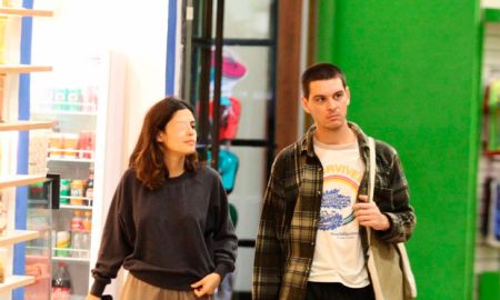 Com curativo no olho, Julia Dalavia é vista passeando com o namorado no <i>shopping</i>