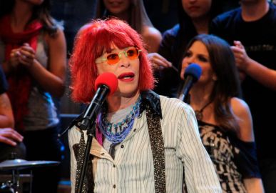 Após ter alta hospitalar, Rita Lee anuncia lançamento de livro biográfico