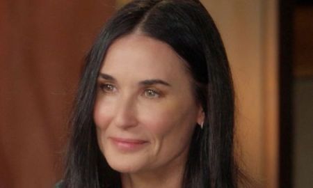 Demi Moore decide morar com o ex, Bruce Willis, e a atual esposa dele para ajudar a cuidar do ator, revela <i>site</i>