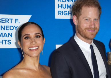 Meghan Markle é homenageada na premiação <I>Women of Vision 2023</i> e chega acompanhada de Príncipe Harry e da mãe