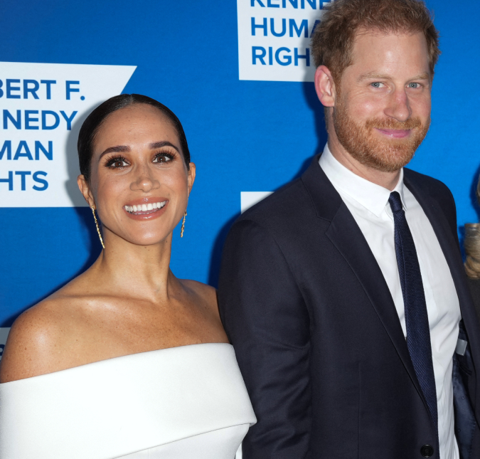 Meghan Markle é homenageada na premiação <I>Women of Vision 2023</i> e chega acompanhada de Príncipe Harry e da mãe