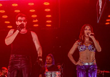 Anitta e Jão aparecem ensanguentados e trocam beijos em gravação de novo videoclipe; confira