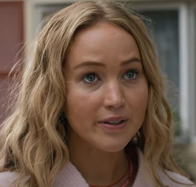 Jennifer Lawrence é contratada para namorar garoto desajeitado em nova comédia romântica, confira o trailer O filme Que Horas eu Te Pego? chega aos cinemas no dia 16 de junho