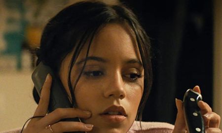 Jenna Ortega sofre acidente <i>fashion</i>, mancha terninho de luxo da <i>Balmain</i> e dispara: <i>Não me importo</i>
