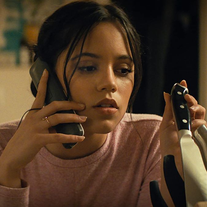 Jenna Ortega sofre acidente <i>fashion</i>, mancha terninho de luxo da <i>Balmain</i> e dispara: <i>Não me importo</i>