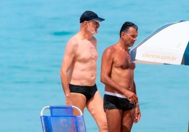 Marcos Caruso aproveita mergulho no mar com namorado; veja os cliques