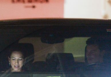 Após ser flagrado com atriz, Shawn Mendes é visto com médica de 51 anos de idade, que já foi apontada como seu <i>affair</i>