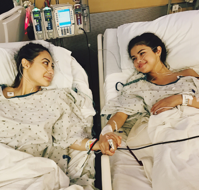 Selena Gomez diz estar em dívida eterna com amiga que lhe doou rim