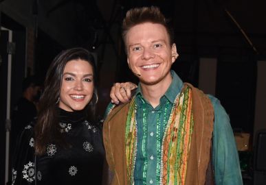Thais Fersoza posta foto romântica ao lado de Michel Teló e recebe chuva de elogios