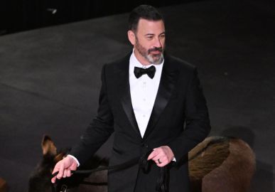 Jimmy Kimmel surpreende e leva burro para o palco do <i>Oscar 2023</i>